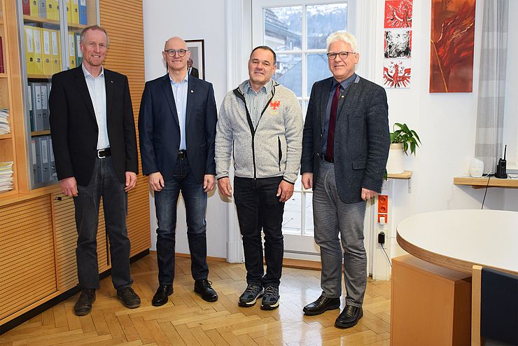 Leiter der Gemeindeaufsicht Andreas Walser, Bürgermeister Roland Wechner, Bürgermeister-Stellvertreter Franz-Josef Errath und BH Siegmund Geiger bei einem Gruppenfoto.