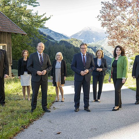 Regierungsklausur mit (erste Reihe v.li.): Landeshauptmann-Stellvertreter Josef Geisler, Landeshauptmann Günther Platter, Landeshauptmann-Stellvertreterin Ingrid Felipe; (zweite Reihe v.li.): Landesrat Johannes Tratter, Landesrätin Gabriele Fischer, Landesrätin Beate Palfrader, Landesrätin Patrizia Zoller-Frischauf und Landesrat Bernhard Tilg
