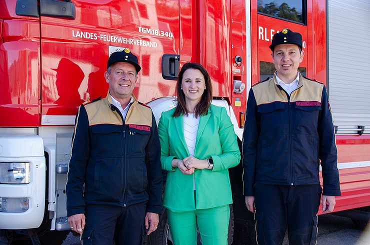 © Land Tirol/Pölzl Landesfeuerwehrkommandant Jakob Unterladstätter, Sicherheitslandesrätin Astrid Mair und Landesfeuerwehrinspektor Rene Staudacher.