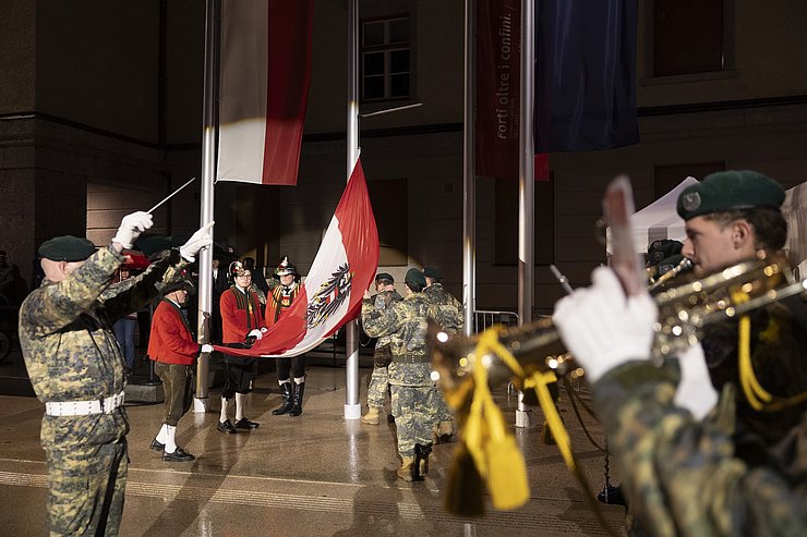 © Land Tirol/Sedlak Flaggenparade