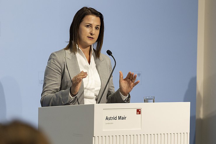 Landesrätin Mair bei Rede
