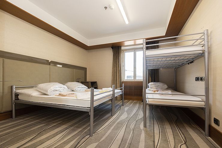 Zimmer mit Betten für geflüchtete Personen