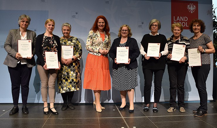Geehrte aus dem Bezirk Innsbruck-Stadt mit Landesrätin Cornelia Hagele