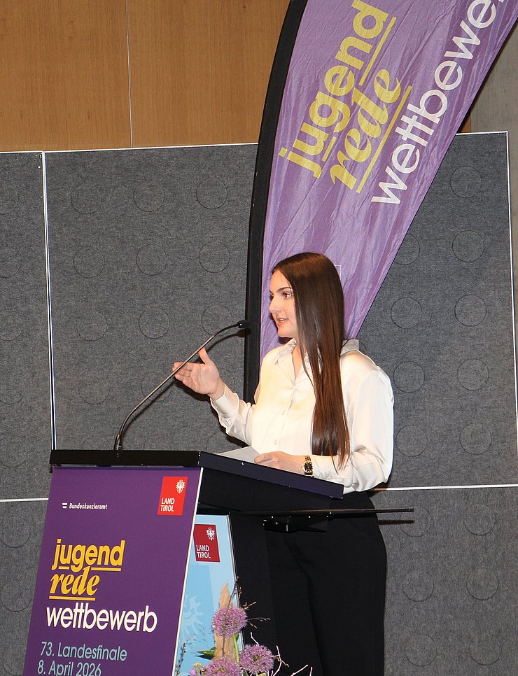 Jugendliche spricht in Mikrofon