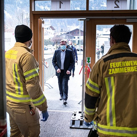 Landeshauptmann Günther Platter trifft beim Testlokal in Zams ein.