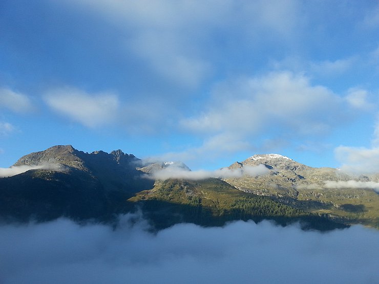 © Benedikt Kolp über dem Nebel ist das Mauchele-Kar, der Stallkogel und das Schwarzkar zu sehen
