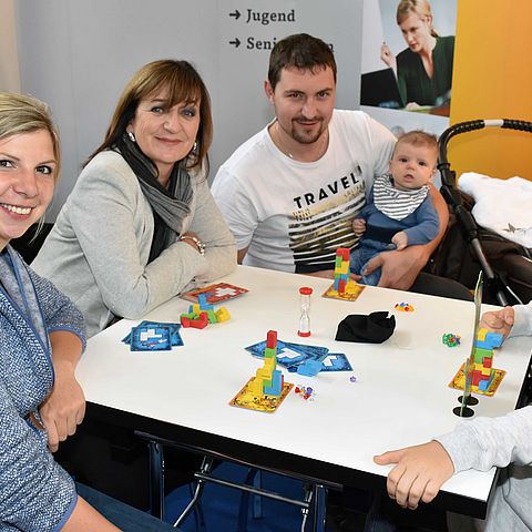 Sonja und Christoph Rofner aus Jenbach kamen mit ihrem Sohn Manuel (re.) und Baby David zur Familiensprechstunde von LRin Palfrader auf der Innsbrucker Herbstmesse.