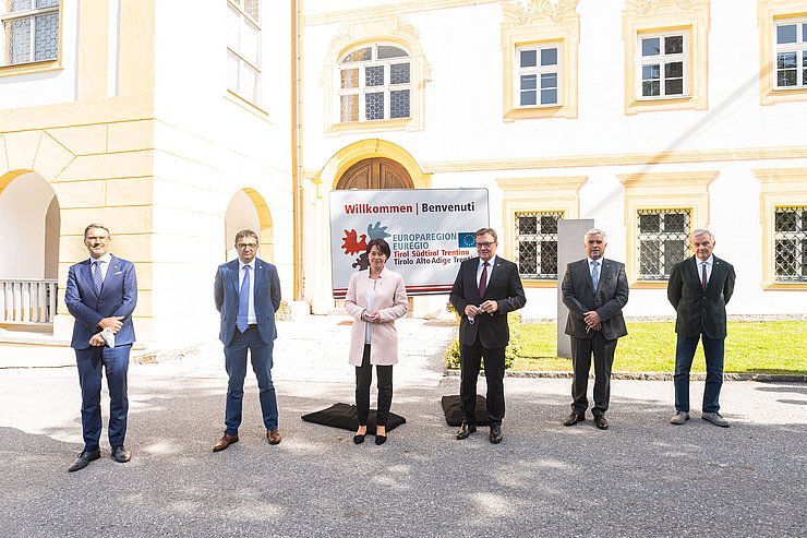 Von links: Landeshauptmann Arno Kompatscher, Landeshauptmann Maurizio Fugatti, Landtagspräsidentin von Tirol Sonja Ledl-Rossmann, Landeshauptmann Günther Platter, Landtagspräsident von Südtirol Josef Noggler sowie Landtagspräsident von Trentino Walter Kaswalder.