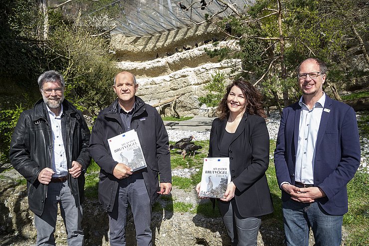 Gruppenfoto mit Reinhard LEntner, Kurt Kapeller, LHStvin Ingrid Felipe und Gabor Wichmann stehend vor einigen Waldrappen, die in einer grünen Wiese sitzen