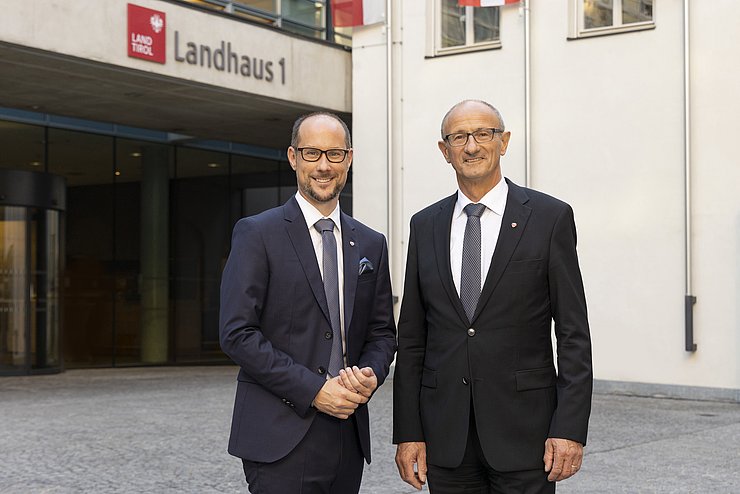 Anton Mattle und Mario Gerber vor Gebäude des Landhaus 1