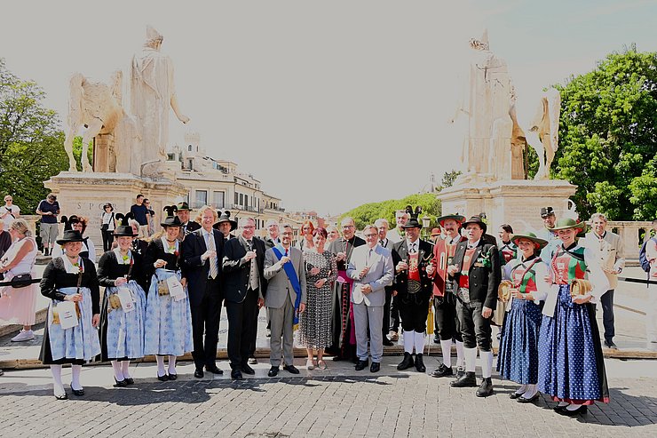 Gruppenfoto: Personen mit Schnaps-Gläsern