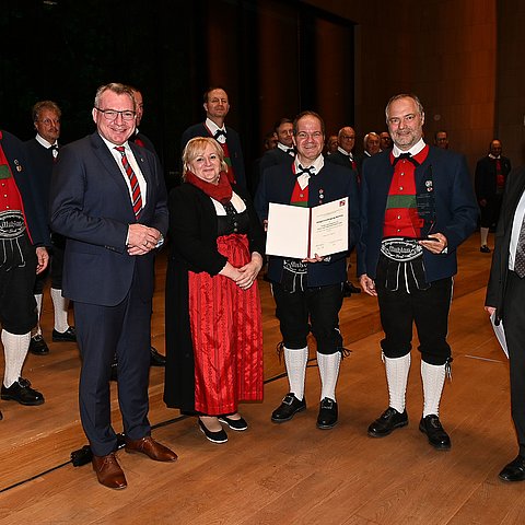 LR Johannes Tratter überreichte den Landespreis 2020 in der Kategorie "Gemischte Chöre und Ensembles an die Sängervereinigung Mühlau. 