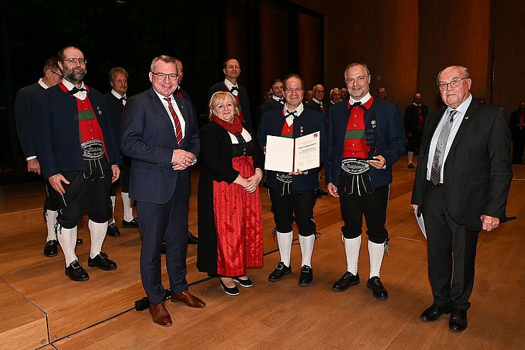 LR Johannes Tratter überreichte den Landespreis 2020 in der Kategorie "Gemischte Chöre und Ensembles an die Sängervereinigung Mühlau. 