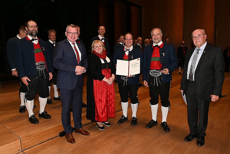 LR Johannes Tratter überreichte den Landespreis 2020 in der Kategorie "Gemischte Chöre und Ensembles an die Sängervereinigung Mühlau. 