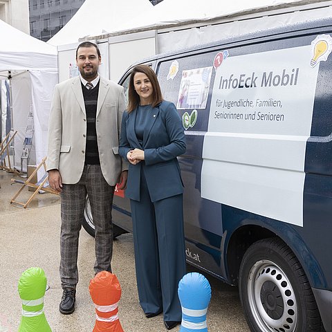 Generationenlandesrätin Astrid Mair und Christopher Bindra (Leiter InfoEck der Generationen) laden herzlich zu den InfoEck-Terminen in Innsbruck und Kitzbühel ein.