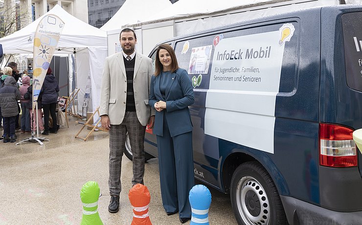 Generationenlandesrätin Astrid Mair und Christopher Bindra (Leiter InfoEck der Generationen) laden herzlich zu den InfoEck-Terminen in Innsbruck und Kitzbühel ein.