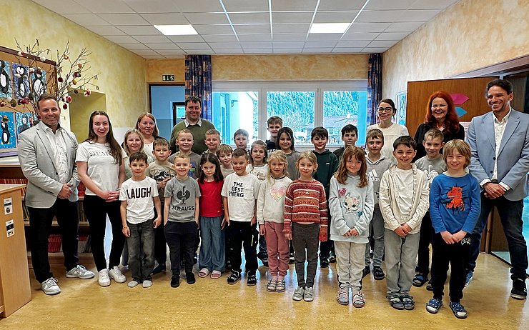 Gruppenaufnahme einer Schulklasse.