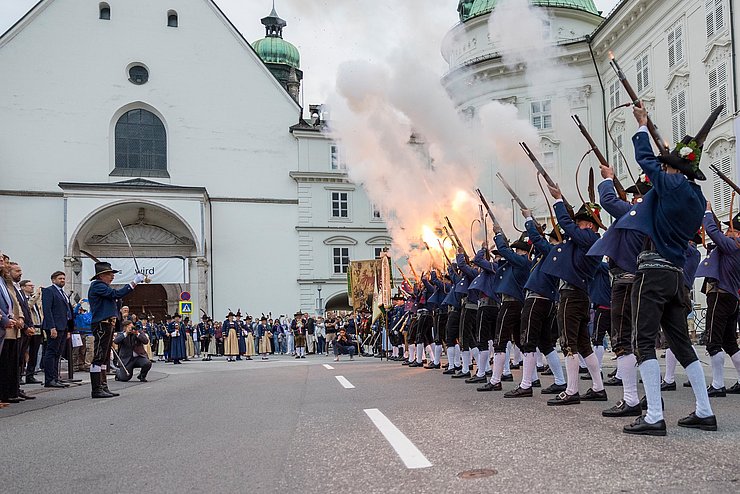 Landesüblicher Empfang mit Ehrensalve, durchgeführt von der Speckbacher Schützenkompanie Tulfes.