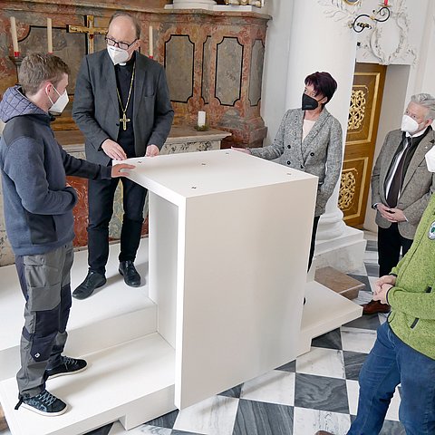 Schüler Markus Wurzrainer (li.) und Fachlehrer Martin Lettenbichler (re.) erläutern Bischof Hermann Glettler (2.v.li.), LTPin Sonja Ledl-Rossmann und Schuldirektor Christian Margreiter (2.v.re.) die Besonderheiten des neuen Volksaltars.