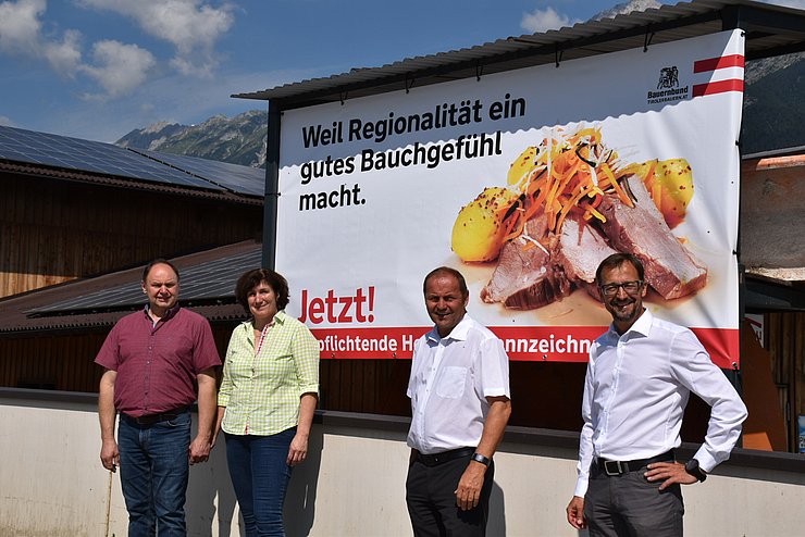 Im Bild von re: Thomas Danzl, Geschäftsführer des Landeskulturfonds, LHStv Josef Geisler mit Hildegard und Romed Plank vom Bartlhof.