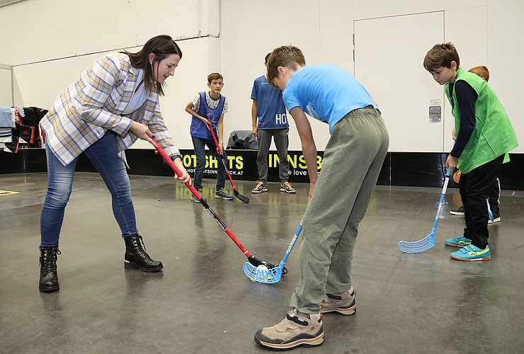 Menschen spielen Floorball