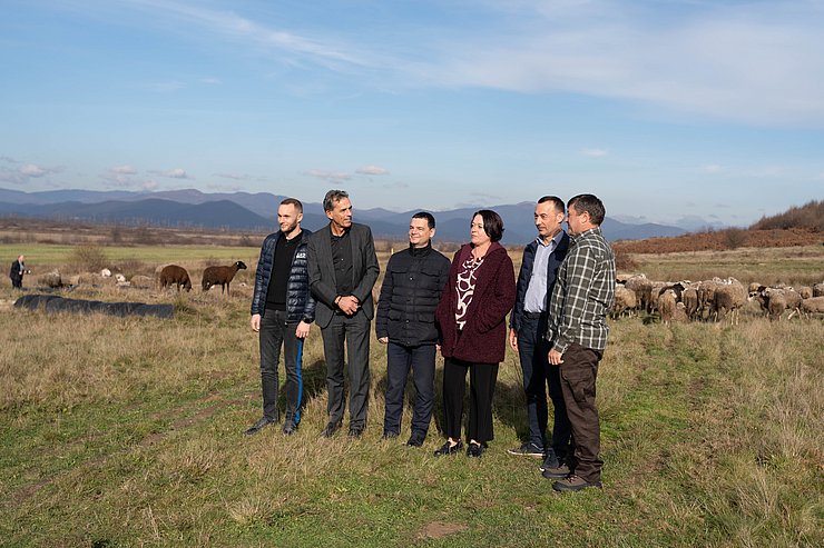 Seit 2023 unterstützt das Land Tirol die transkarpatische Viehzucht mit Tiroler Bergschafen. LTPin Sonja Ledl-Rossmann und HK Walter Peer wurden von Regionalratspräsident Roman Saray (3.v.li.) zu einem der teilnehmenden Betriebe geführt.