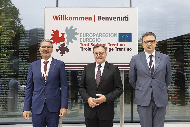 Freuten sich über das gemeinsame Wiedersehen (v.li.): LH Arno Kompatscher (Südtirol), Euregiopräsident LH Günther Platter und LH Maurizio Fugatti (Trentino) vor einem Euregio-Willkommensschild.