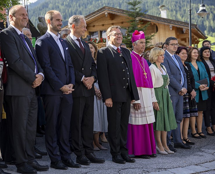 Landesüblicher Empfang (v.li.): LHStv Josef Geisler, Staatssekretär Florian Tursky, Präsident des Europäischen Forums Alpbach Andreas Treichl, LH Günther Platter, Weihbischof Hansjörg Hofer, LHStvin Waltraud Deeg (Südtirol), LH Maurizio Fugatti (Trentino), LTPin Sonja Ledl-Rossmann und LHStvin Ingrid Felipe. 