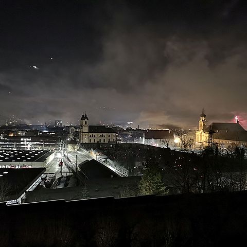 Innsbruck bei Nacht im Dunst der Feuerwerke