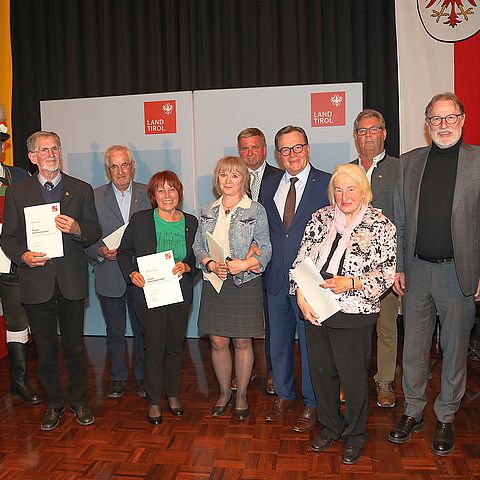 Gratulation an die ausgezeichneten Ehrenamtlichen der Stadt Hall  von Michael Kirchmair (BH von Innsbruck-Land), LH Günther Platter (Mitte) und Christian Margreiter (Bgm von Hall, 2. v. re.).