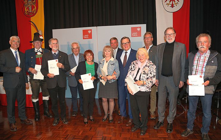Gratulation an die ausgezeichneten Ehrenamtlichen der Stadt Hall  von Michael Kirchmair (BH von Innsbruck-Land), LH Günther Platter (Mitte) und Christian Margreiter (Bgm von Hall, 2. v. re.).