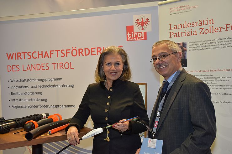 Wirtschaftslandesrätin Patrizia Zoller-Frischauf und Werner Draschl von der Wirtschaftsförderung des Landes Tirol beraten am Stand der Wirtschaftsförderung gemeinsam mit dem Land Tirol in der Halle A, Stand A2.