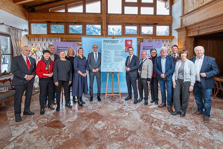 LH Anton Mattle und LHStv Philip Wohlgemuth mit VertreterInnen der Gemeinden, Vereinen, Verbände und Initiativen - gemeinsamen setzten sie mit ihrer Unterschrift ein Zeichen der Zusammenarbeit und für die Förderung des Ehrenamts und des freiwilligen Engagements.