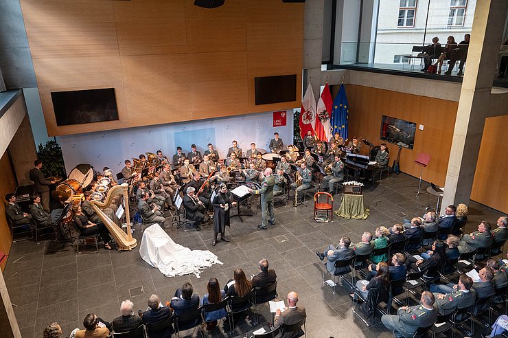 Die Militärmusik Tirol im Großen Saal des Landhauses.