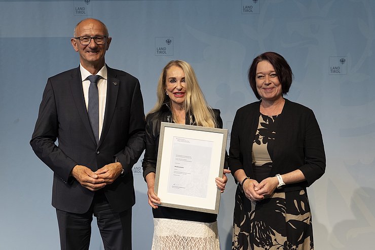 © Land Tirol/Sedlak LH Anton Mattle und LTPin Sonja Ledl-Rossmann mit der Medizinalrätin Mechthild Ottenthal (Fachärztin für Haut- und Geschlechtskrankheiten in Kitzbühel).