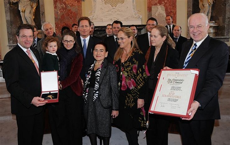 Van Staa und Platter mit der neuen Ringträgerin ohne und mit Familie