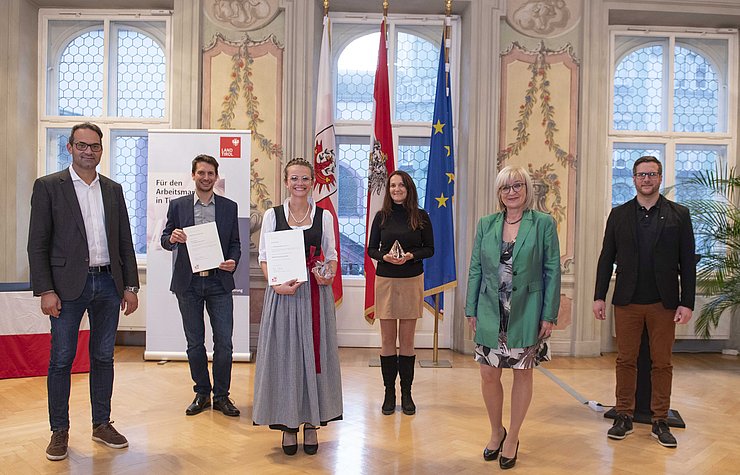 Von links bei der Lehrlings-Auszeichnung Christoph Walser (Präsident Wirtschaftskammer Tirol), Thomas Schrott (Ausbildungskoordinator Lehrlinge MPREIS), Julia Kirschner (Lehrling des Jahres 2019), Daniela Resch (Abteilungsleiterin MPREIS), Arbeits- und Bildungslandesrätin Beate Palfrader und Klaus Rainer (Vizepräsident Arbeiterkammer Tirol). 