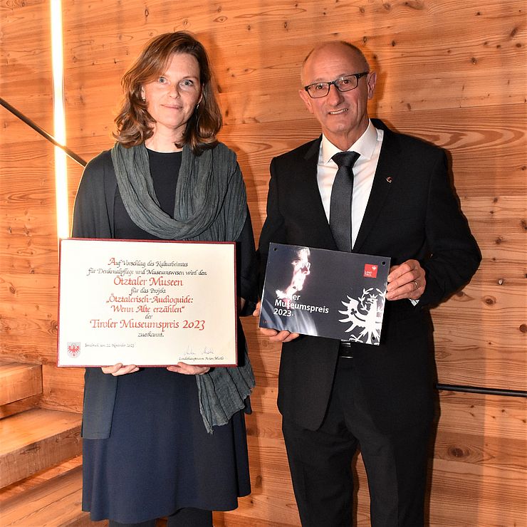 Landeshauptmann Anton Mattle überreicht den Museumspreis an die Museumsleiterin Edith Hessenberger.