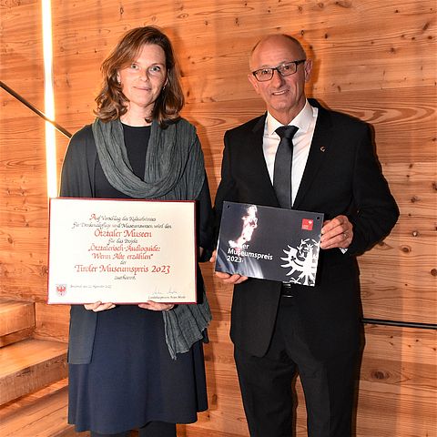 Landeshauptmann Anton Mattle überreicht den Museumspreis an die Museumsleiterin Edith Hessenberger.