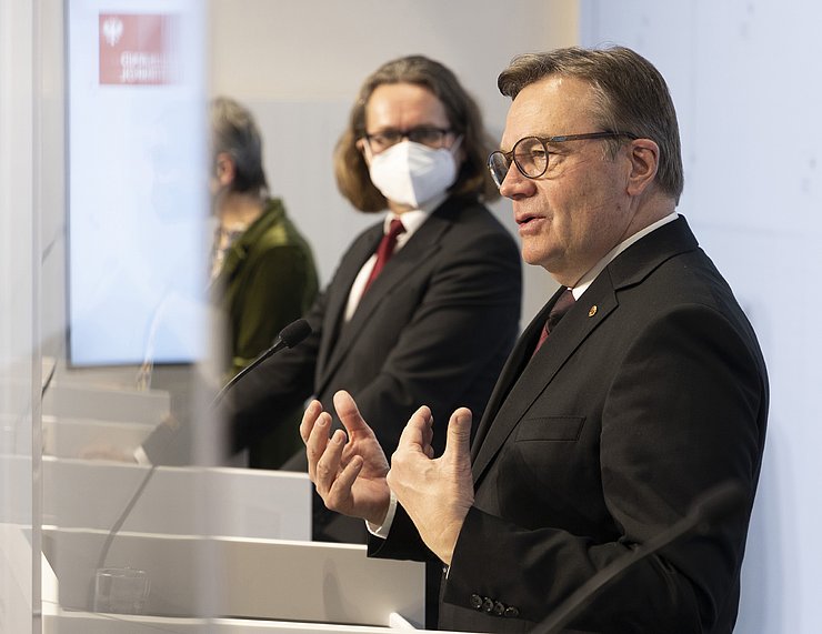 LH Platter am Redepult, gestikulierend