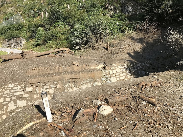 Die Platschbachbrücke auf der L 300 Sankt-Justina-Straße wurde im Sommer von einer Mure zerstört und wird neu gebaut.