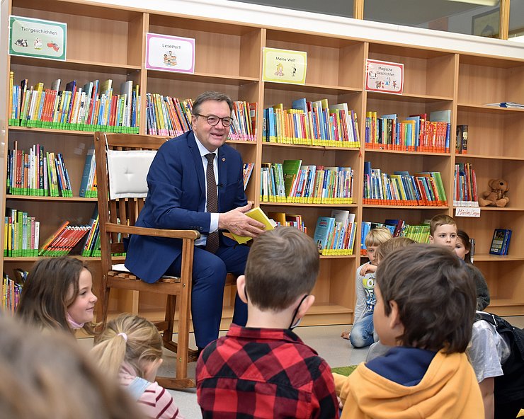 LH Günther Platter las in der Volksschule Zams vor. 