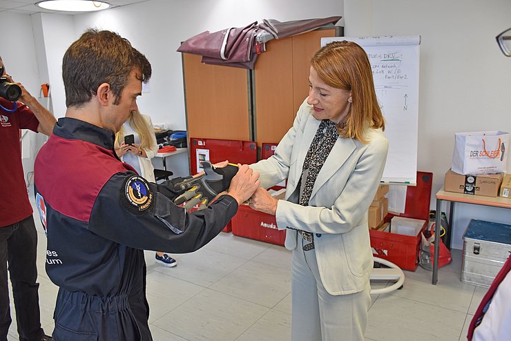 Annette Leja probiert einen Raumfahrt-Handschuh