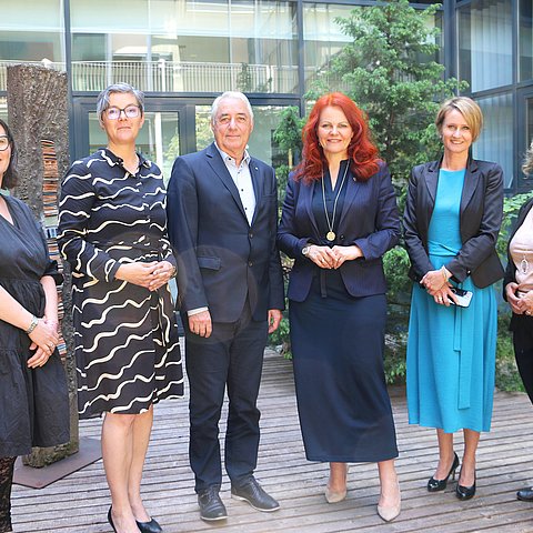 Gruppenfoto Innenhof Bezirkshauptmannschaft Reutte