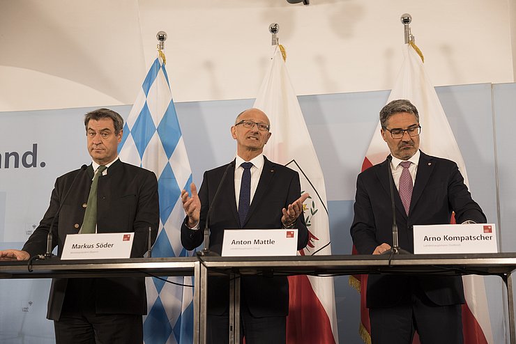 Pressekonferenz auf der Festung Kufstein (v.li.): Bayerns Ministerpräsident Markus Söder, Tirols LH Anton Mattle und Südtirols LH Arno Kompatscher. 