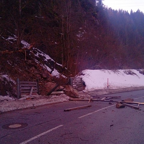 Die Felsplatte übersprang einen Schutzdamm und schlug auf der Landesstraße auf.