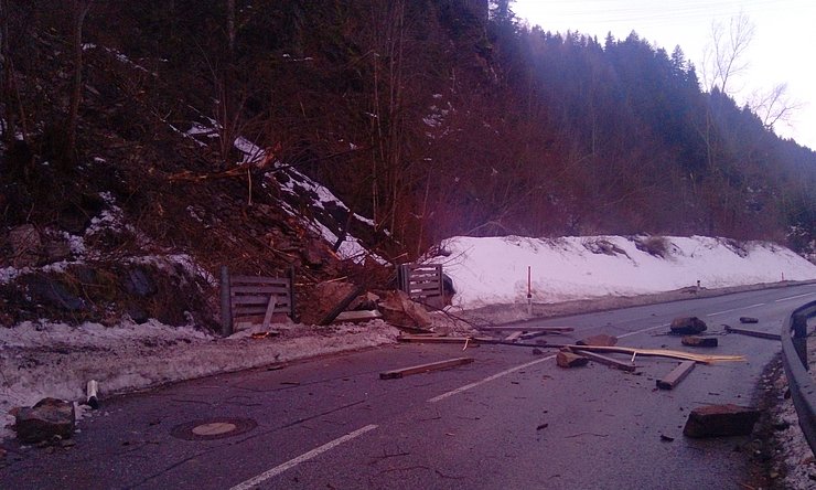 Die Felsplatte übersprang einen Schutzdamm und schlug auf der Landesstraße auf.