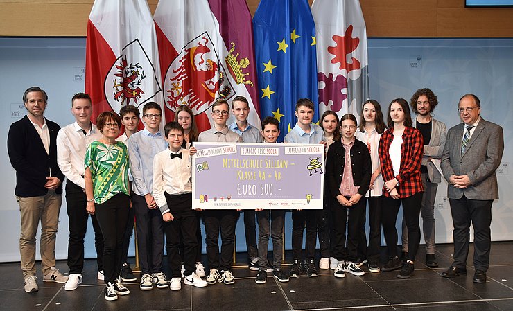 Gruppenfoto Klasse mit Scheck