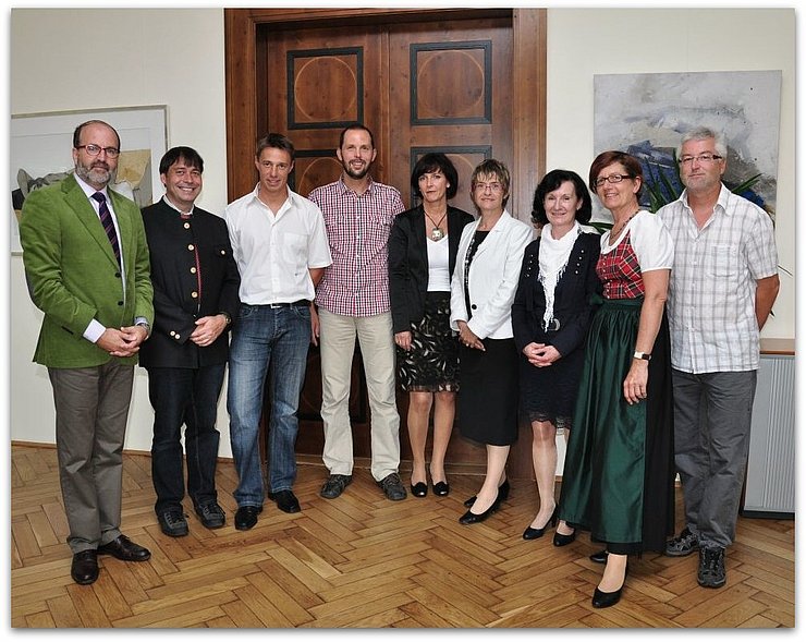 © Land Tirol Bezirkshauptmann Dr. Christian Bidner, Schulamtsleiter Dietmar Bartl, VOL Peter Unterlechner, VD Andreas Ehrenstrasser, SD Birgit Obermüller, VD Eva Maria Moser, VD Brunhilde Egerbacher, Bezirksschulinspektorin Margarethe Egger, Obmann des Dienststellenau