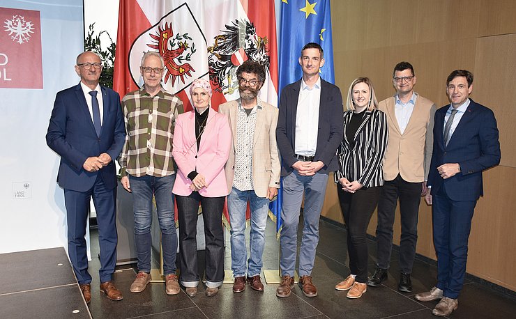 Gruppenbild von mehreren Menschen